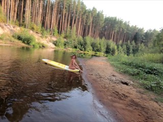 Paddleboard nudist