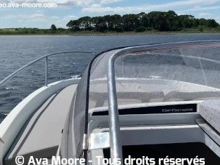 Plan sex à plusieurs sur un bateau avec une blonde et une brunette - Nudist Video