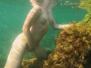 Slim girl swims naked in sea and masturbate her pussy - Nudist Video
